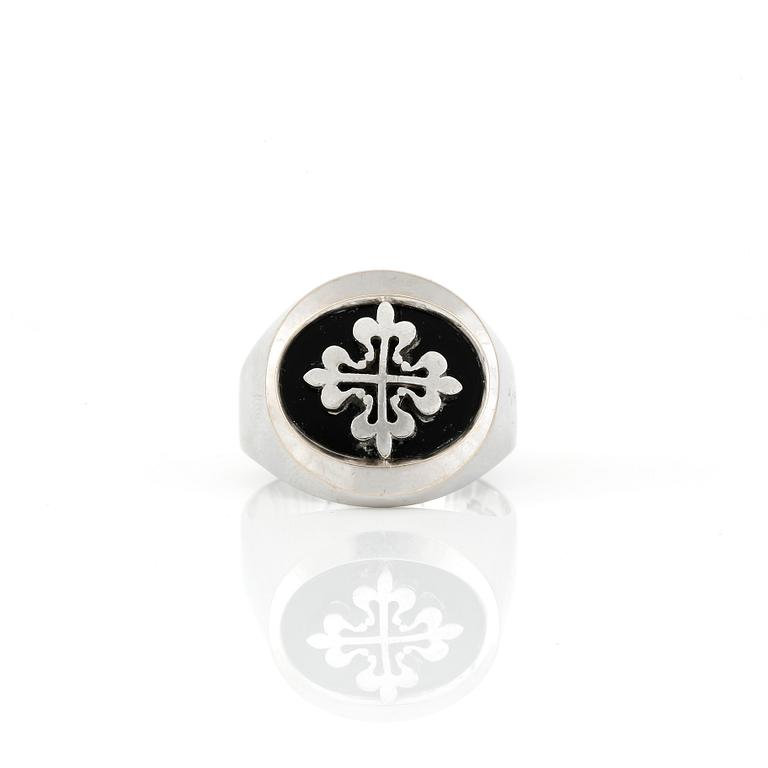 RING, 18K vitguld med sannolikt onyx. Total vikt ca 7,94 g.