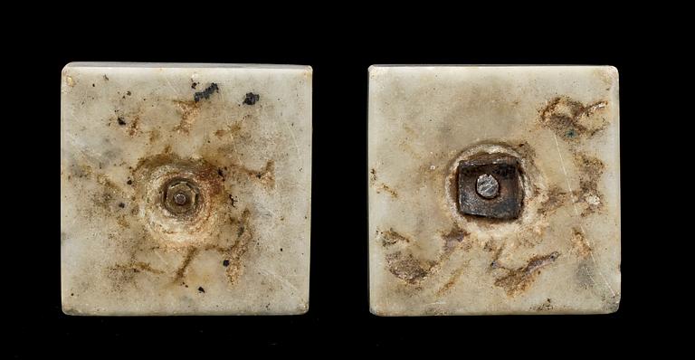 LJUSTAKAR, ett par, marmor, gustavianska, sent 1700-tal.