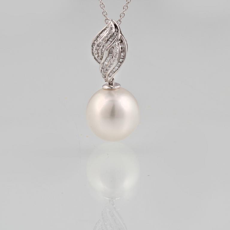 HÄNGE, 18K vitguld med odlad South Sea-pärla samt briljant och baguettslipade diamanter. Vikt 6,3 gram.