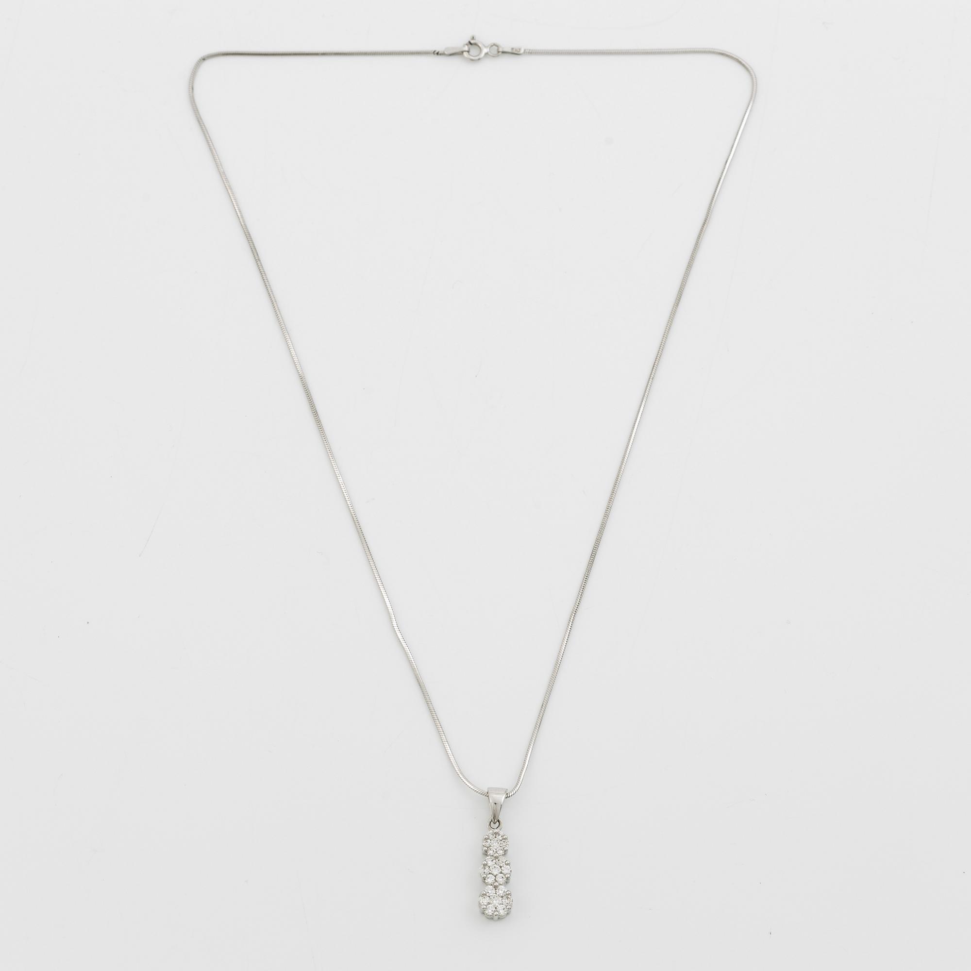 Pendant in 18K white gold set with round brilliant-cut diamonds, with a silver chain.