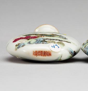 SNUSFLASKOR, två stycken, porslin. Troligen Republik med sigillmärke.