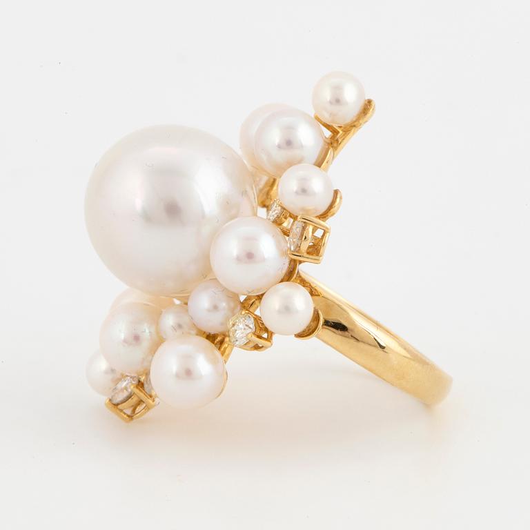 Cultured pearl and brilliant-cut diamond cocktailring.