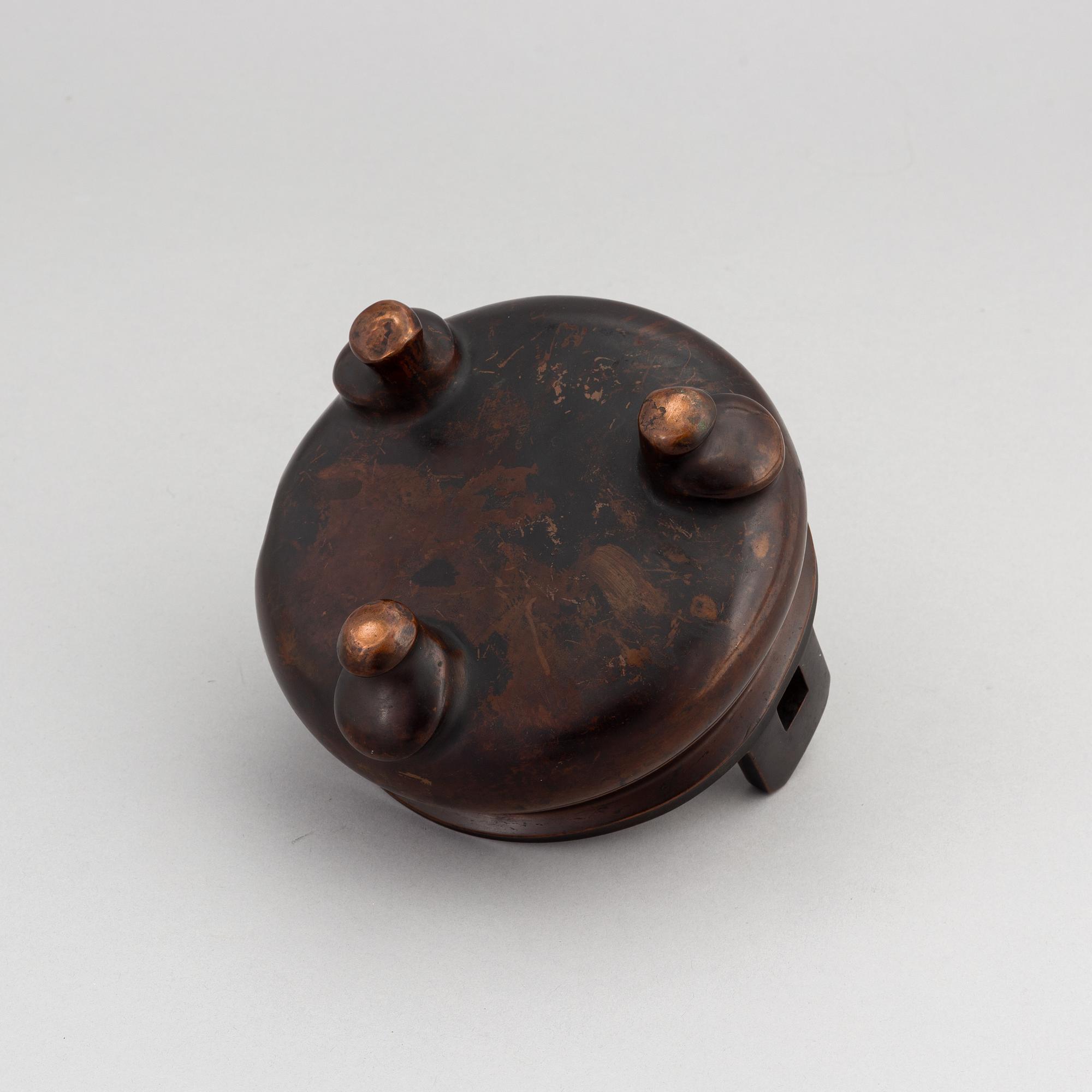 A Chinese bronze censer, late Qing dynasty, around the year 1900.