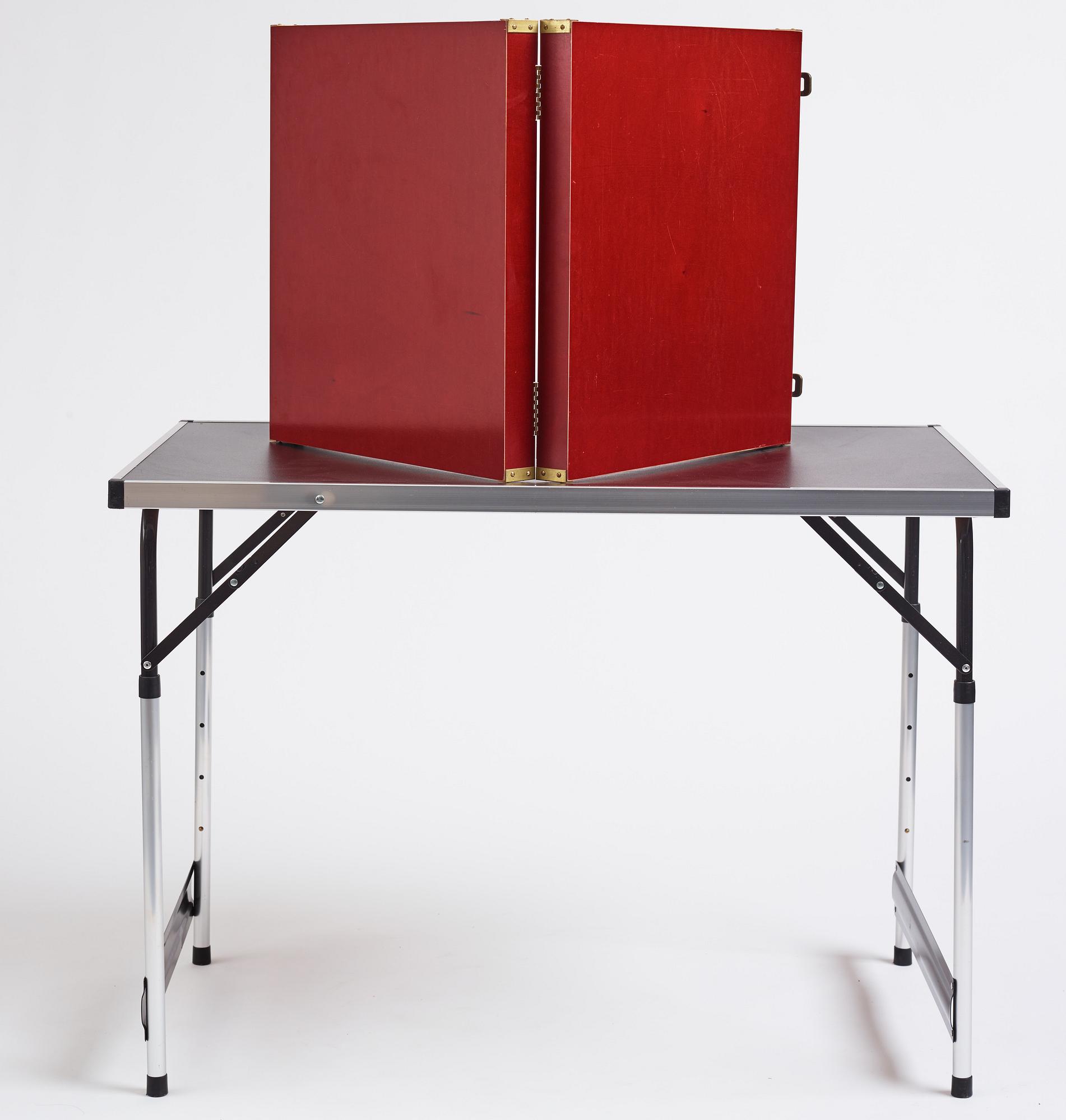 Ryan Siegan Smith. Utförd 2013. Blandteknik, trälåda, sammet, individuellt brända träklossar, ihopfällbart bord.