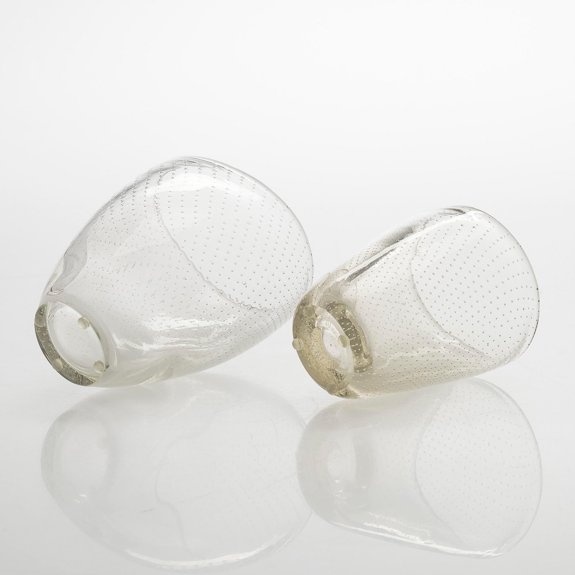 Gunnel Nyman, vaser, 2 st, modell "GN 3" och "GN 16". Signerade G. Nyman Notsjö 1947 och G. Nyman Nuutajärvi Notsjö.