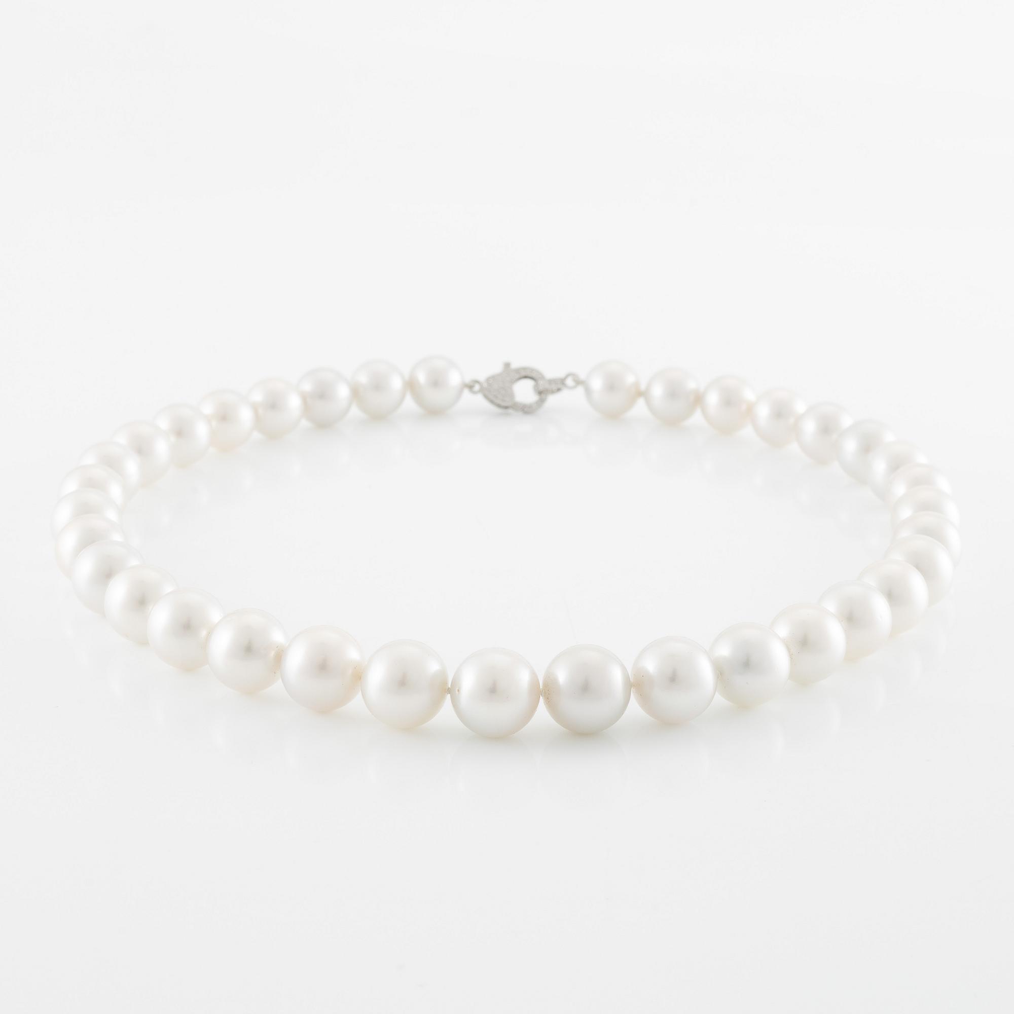 Necklace, with cultured South Sea pearls, clasp 14K white gold set with small brilliant-cut diamonds.