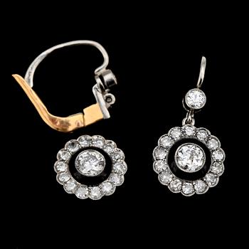 155. EARRINGS, old and rose cut diamonds, tot. app. 1. cts.