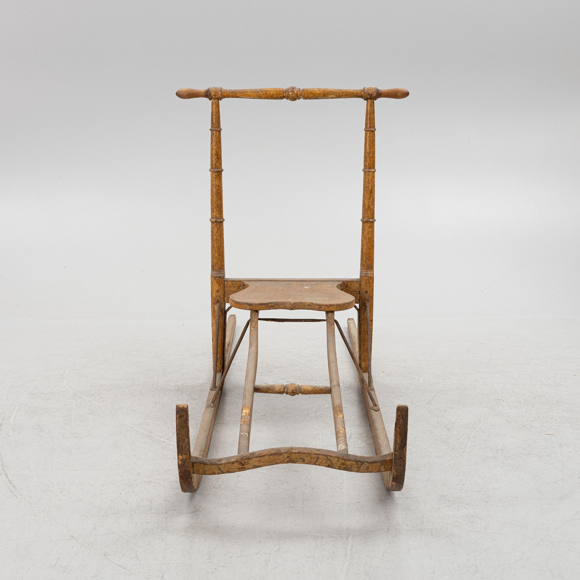 A wooden kicksled, around 1900.