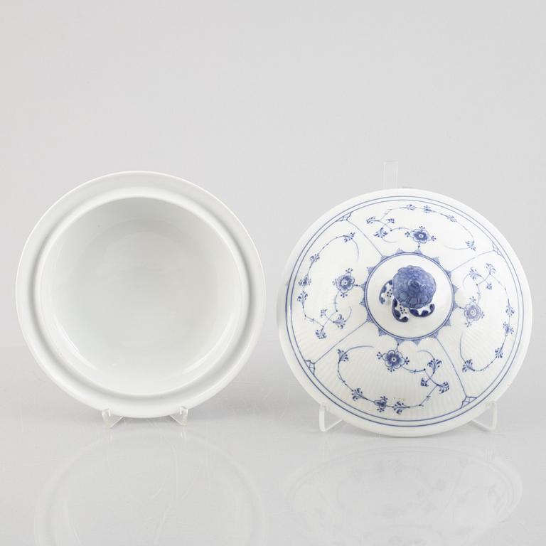 Karott / ragufat med lock, porslin, Royal Copenhagen, "Musselmalet", modell 397, 1898-1923.