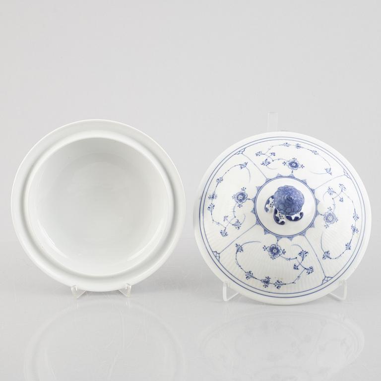 A 'Blue Fluted' / 'Musselmalet rifflet' porcelain tureen / ragout dish with cover, Royal Copenhagen, mod 397, 1898-1923.