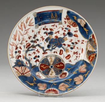 350. TALLRIK, porslin. Qing dynastin, 1700-tal. Dekor i imarifärger.