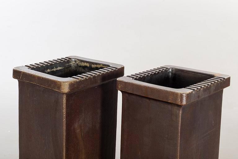 FÖRVARINGSKÄRL HÖGANÄS, 2 st, saltglaserat stengods, 1900-talets första del.