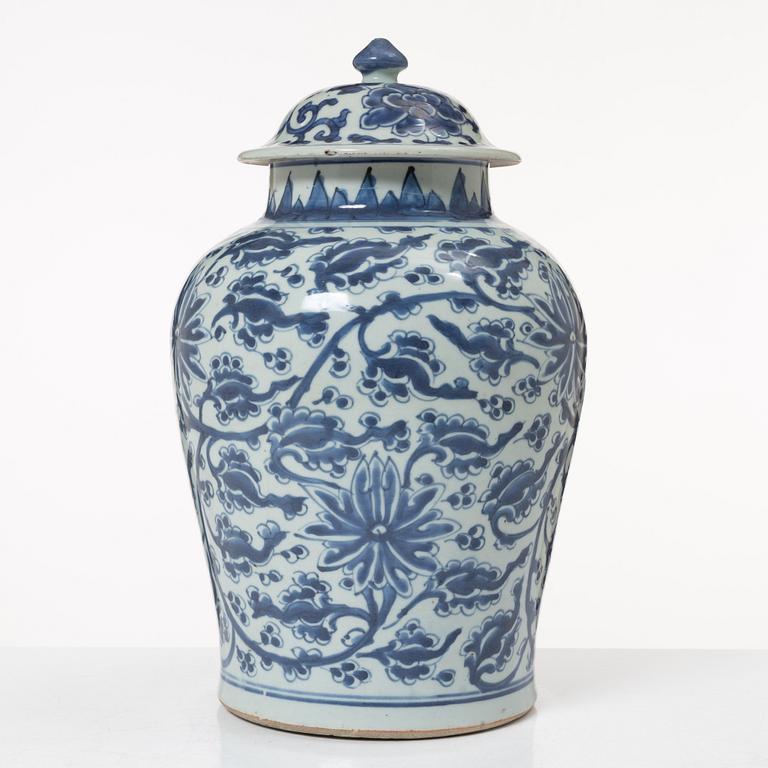 A Chinese blue and white porcelain jar with cover, Qing dynasty, Kangxi (1662-1722).