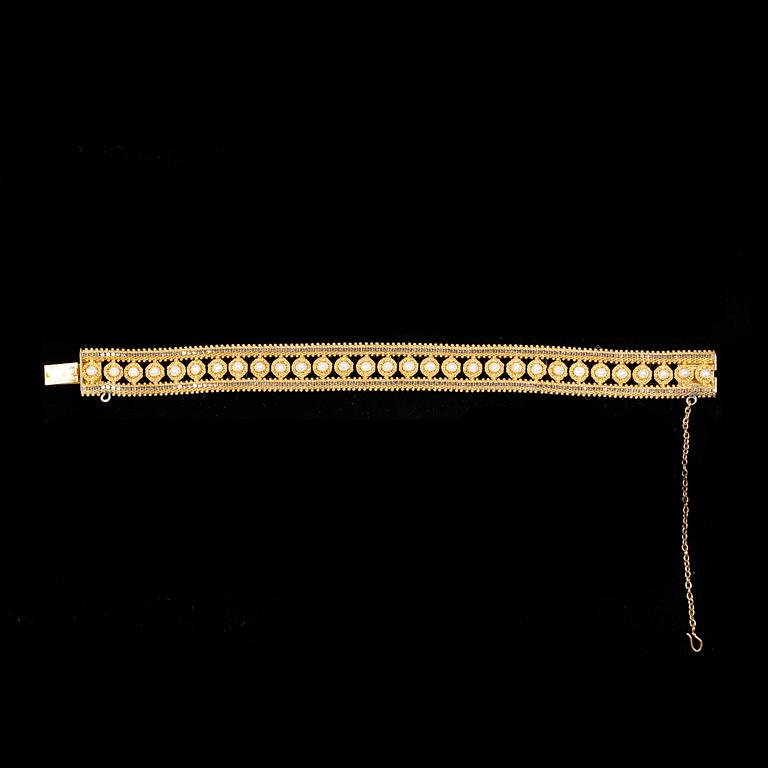 ARMBAND, 18k guld med pärlor. Vikt 31,3g.