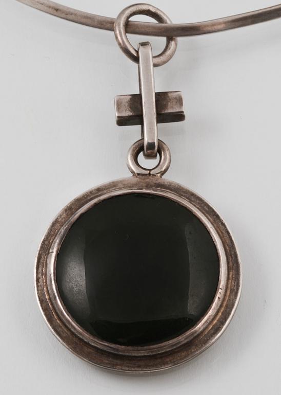 COLLIER SAMT RING, silver med cabochonslipad agat samt krysopras. Vikt 39,8 gram.