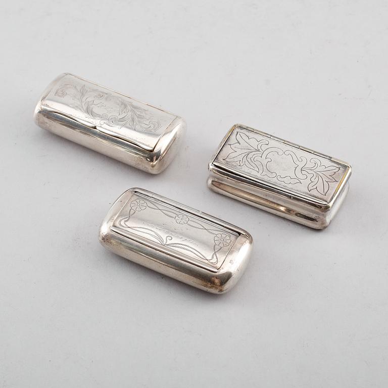 SNUSDOSOR, 2 st, silver, svenska stämplar 1913 och 1927.  Vikt ca 207 gram.