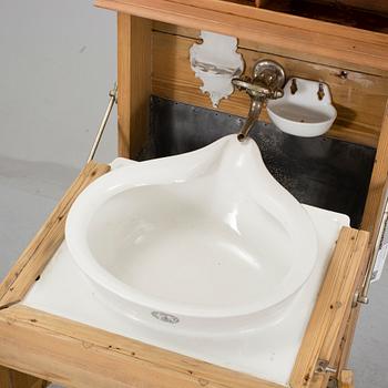 TOALETTSKÅP MED TANK, 1800-talets slut.