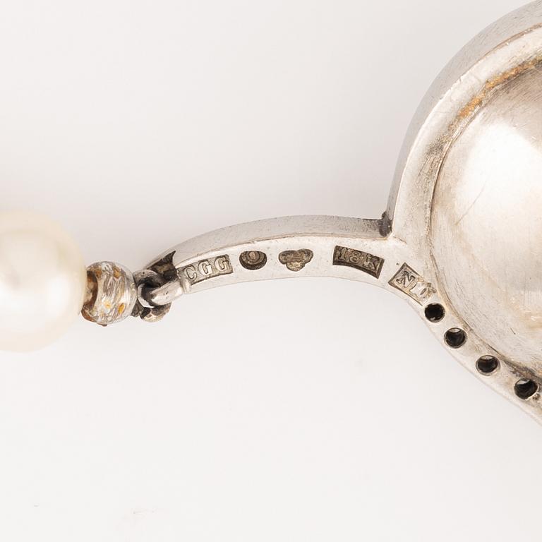 Cultured pearl necklace, clasp white gold with mabé pearl and brilliant cut diamonds, Alf Halldin,