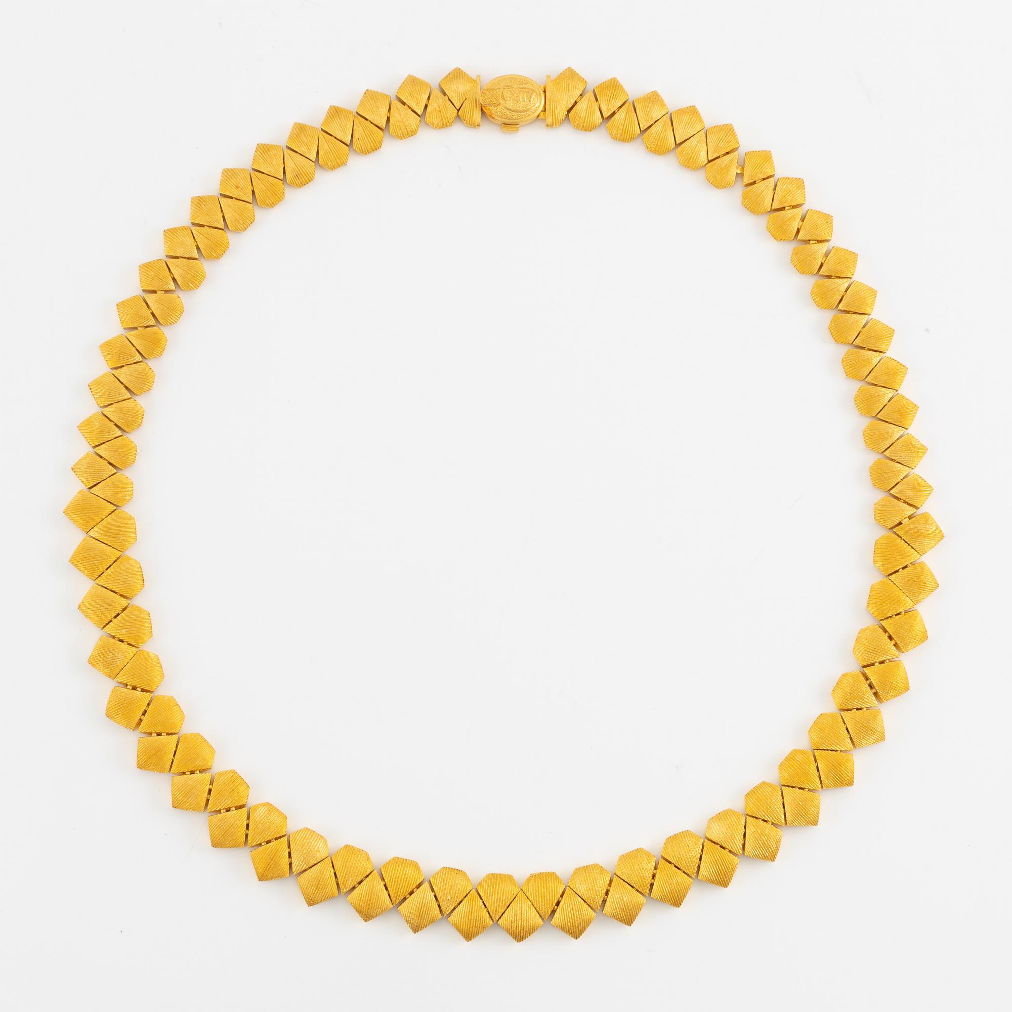 Garnityr av guldsmycken, en collier (14K), ett armband (18K), ett par örhängen (14K) och en ring (14K).