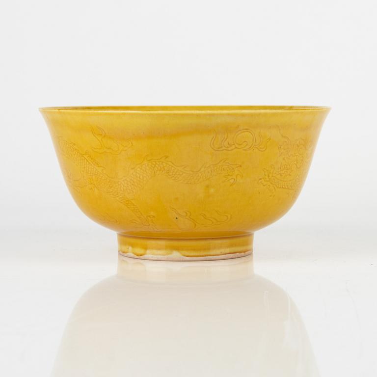 A Chinese yellow 'dragon' bowl, 20th century.