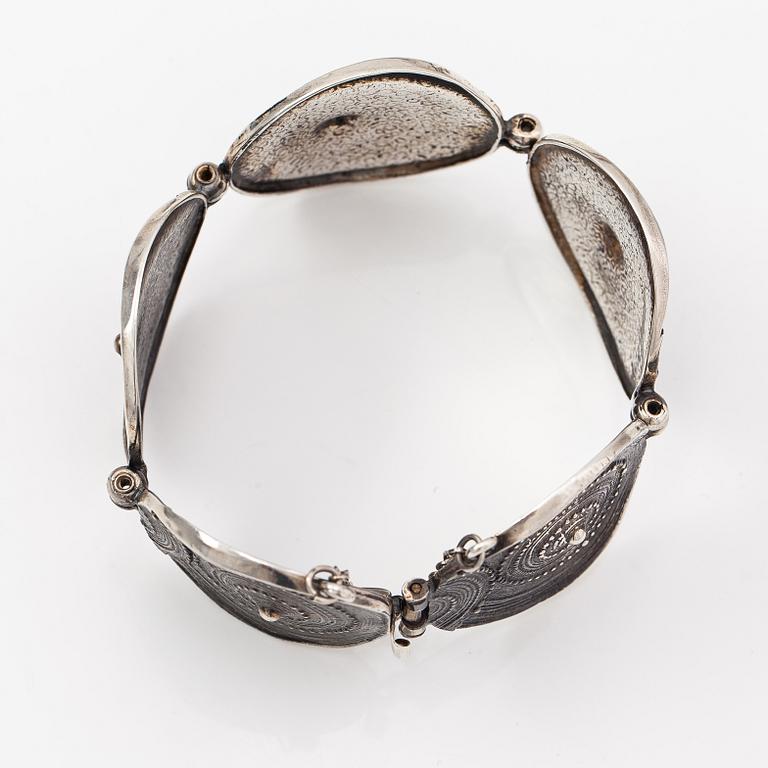 Jorma Laine, A silver bracelet "Chic". Turun Hopea, Turku 1975.