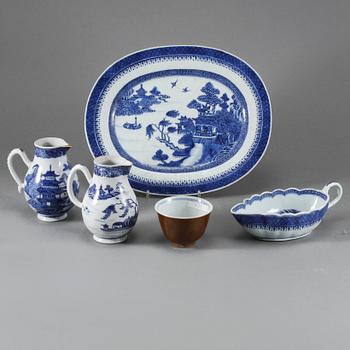 STEKFAT, SÅSSNIPA, KOPP samt GRÄDDKANNOR, 2 st, porslin, Kina, 1700/1800-tal.