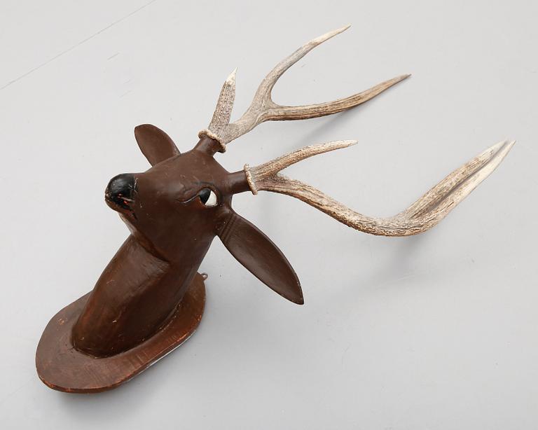 SKULPTUR, skuret och bemålat trä.