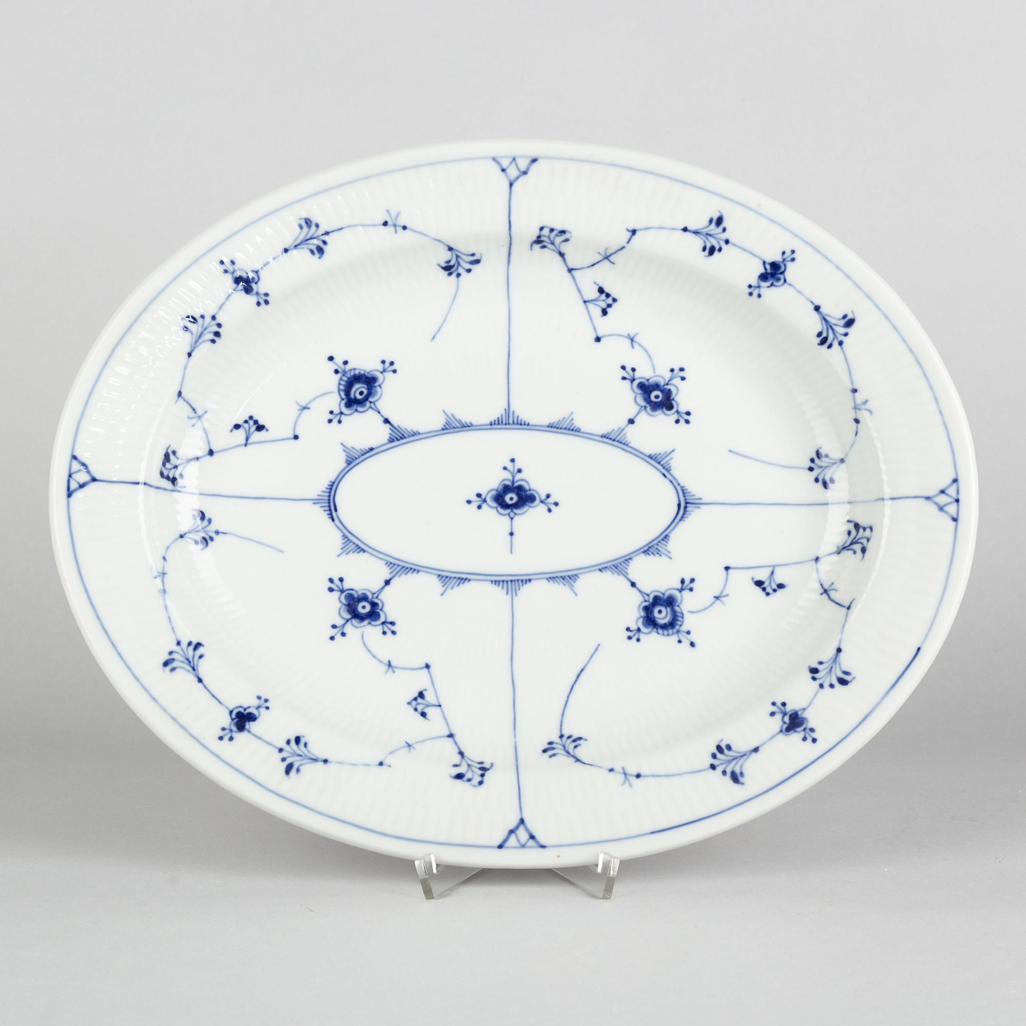 A 'Blue Fluted Plain' porcelain serving dish, Royal Copenhagen, model 335, 1898-1923.