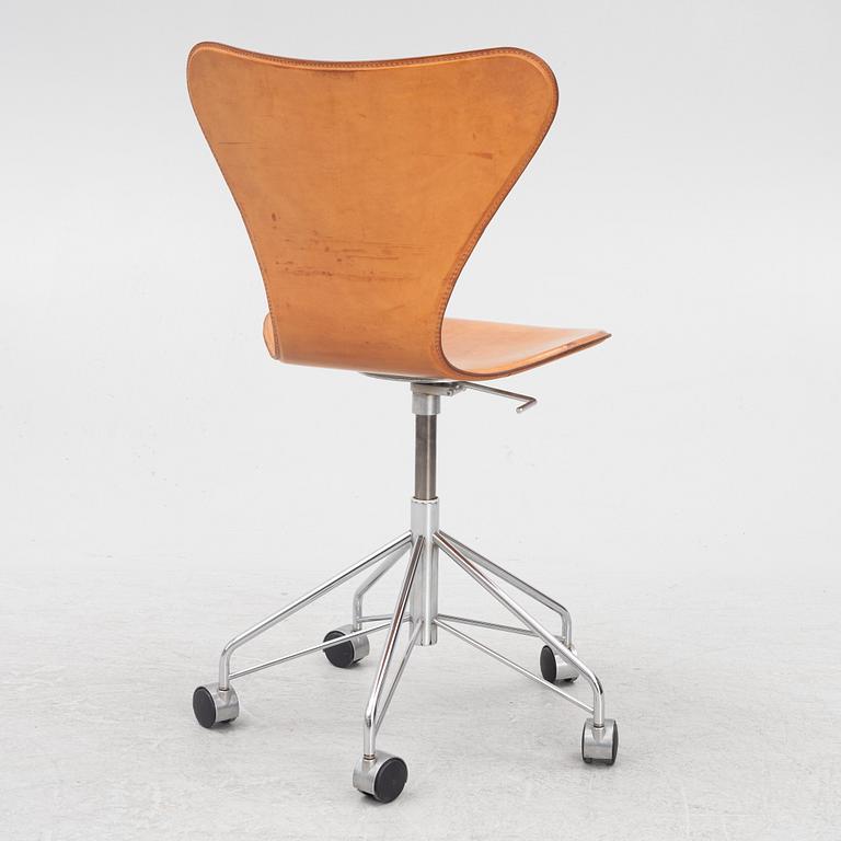 Arne Jacobsen, a 'Series 7' desk chair, Fritz Hansen, Denmark, 2006.