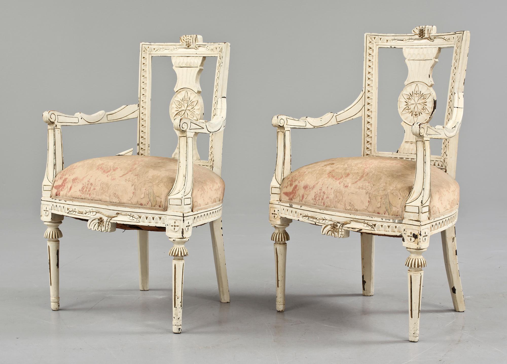 KARMSTOLAR, ett par snarlika, provinsarbeten, 1800-talets första hälft.