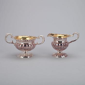 SOCKERSKÅL OCH GRÄDDKANNA, 813 silver. Hopeatehdas Oy Helsingfors 1949. Vikt 288 g.