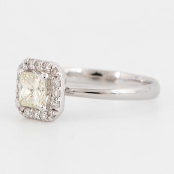 RING, med prinsesslipad diamant och briljanter.