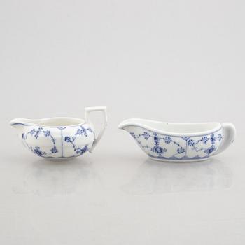 Äggkoppar, tre stycken, ett par salt-/pepparströare, två såssnipor, porslin, "Musselmalet", Royal Copenhagen.