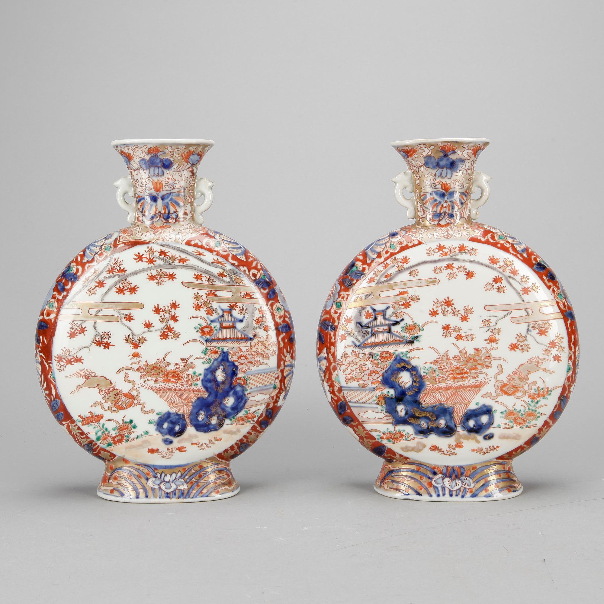 PILGRIMSFLASKOR, ett par, porslin, Japan, sent 1800-tal.