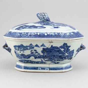 A blue and white tureen, Qing dynasty, Qianlong (1736-95).