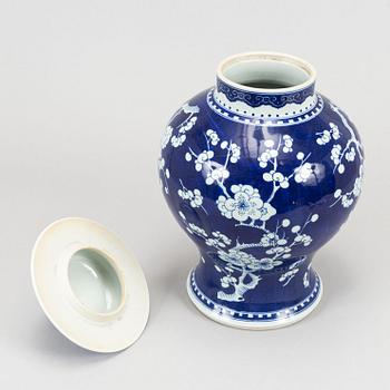 Vas, urnor med lock, två stycken, lampa, porslin. Kina, 1900-tal samt modern tillverkning.