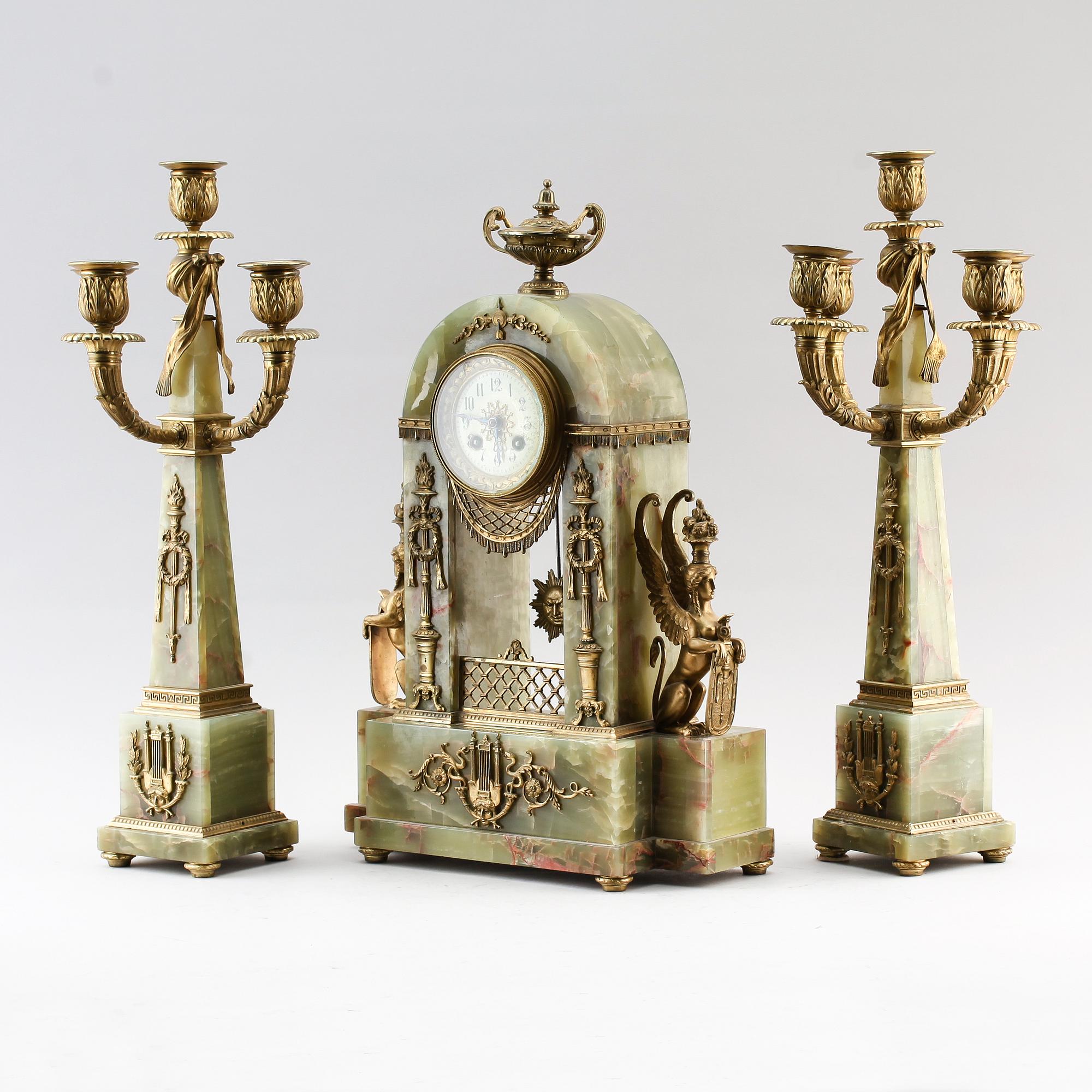 KLOCKGARNITYR, 3 delar, onyx/brons, uret märkt Lenzkirch 1900-talets början.