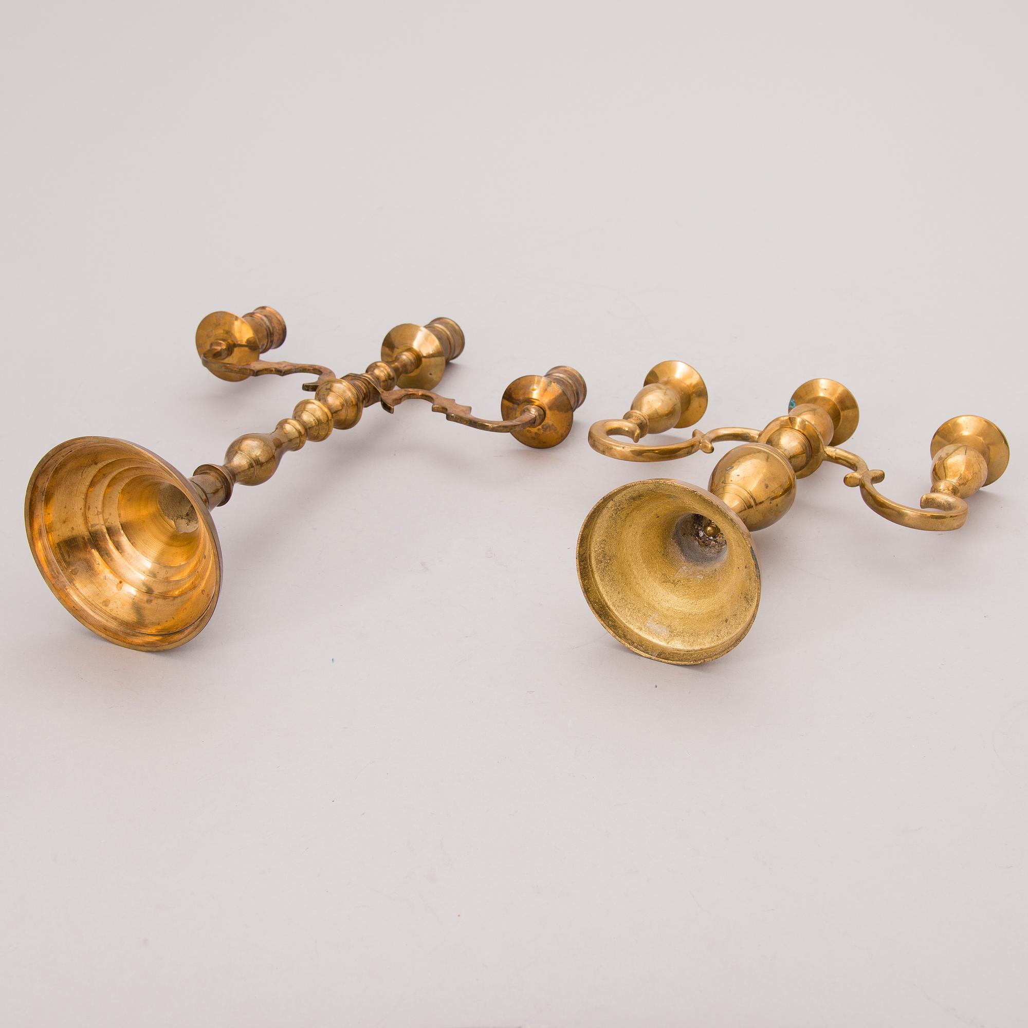 PARTI KANDELABRAR OCH LJUSSTAKAR, mässing, 1800/1900-tal.