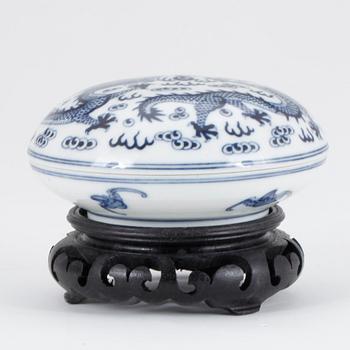 ASK MED LOCK. Porslin, Kina.