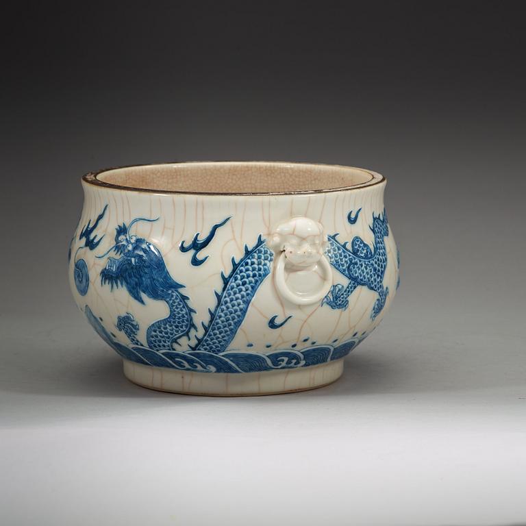 A ge-glazed and blue and white censer, late Qing dynasty.