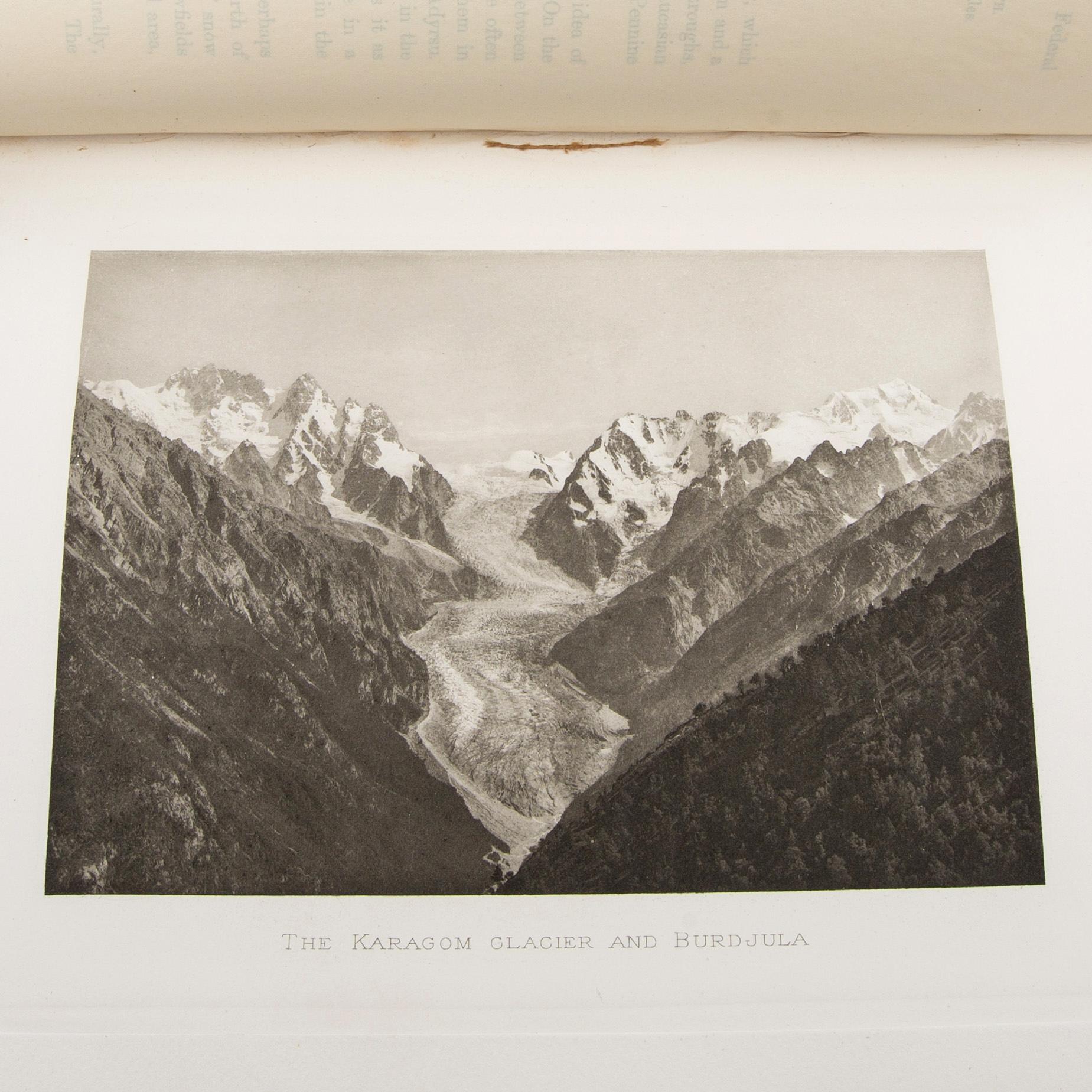 Freshfield, Douglas W.: The Exploration of the Caucasus. Förstaupplaga 1896. 2 band. Fotograf Vittorio Sella.