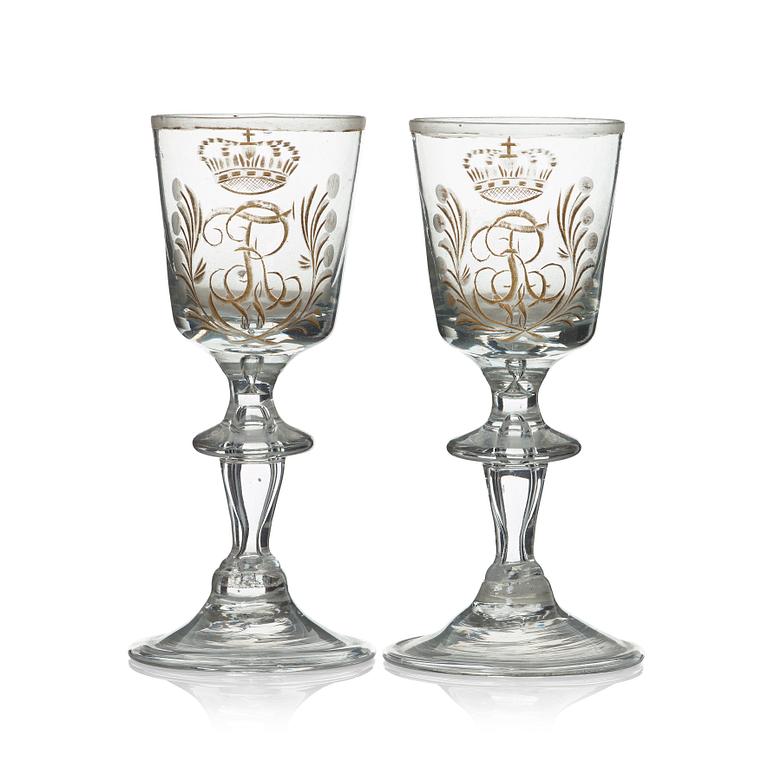 A pair av engraved Swedish wine goblets, 18th Century.