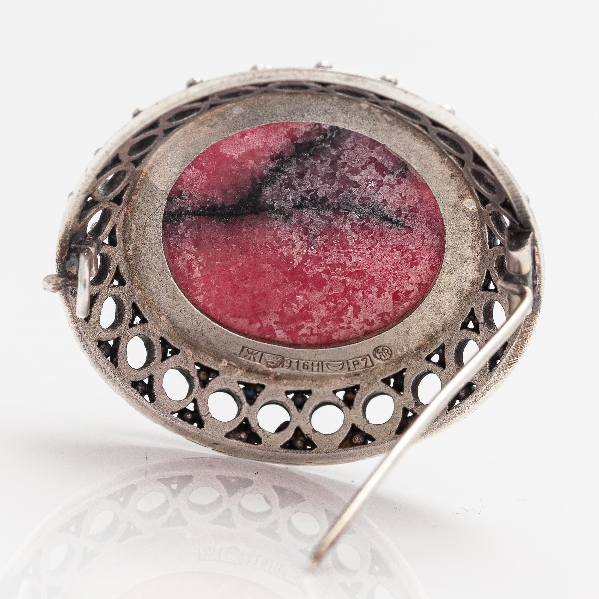 Kai Lindström, Brosch, ring och örhängen, silver, granit. Kalevala Koru, Helsingfors 1968.