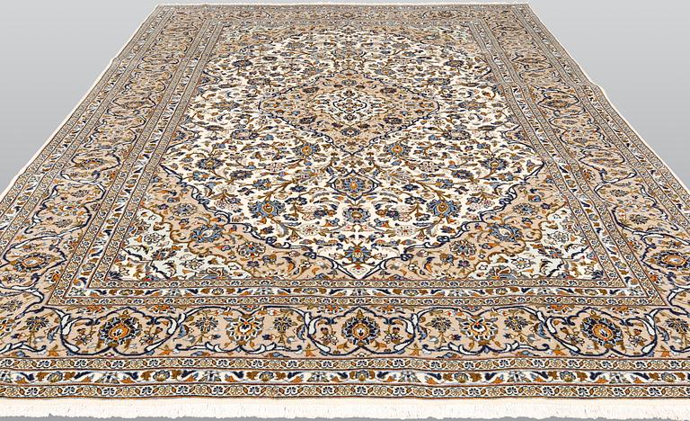 A Kashan carpet, ca 355 x 252 cm.