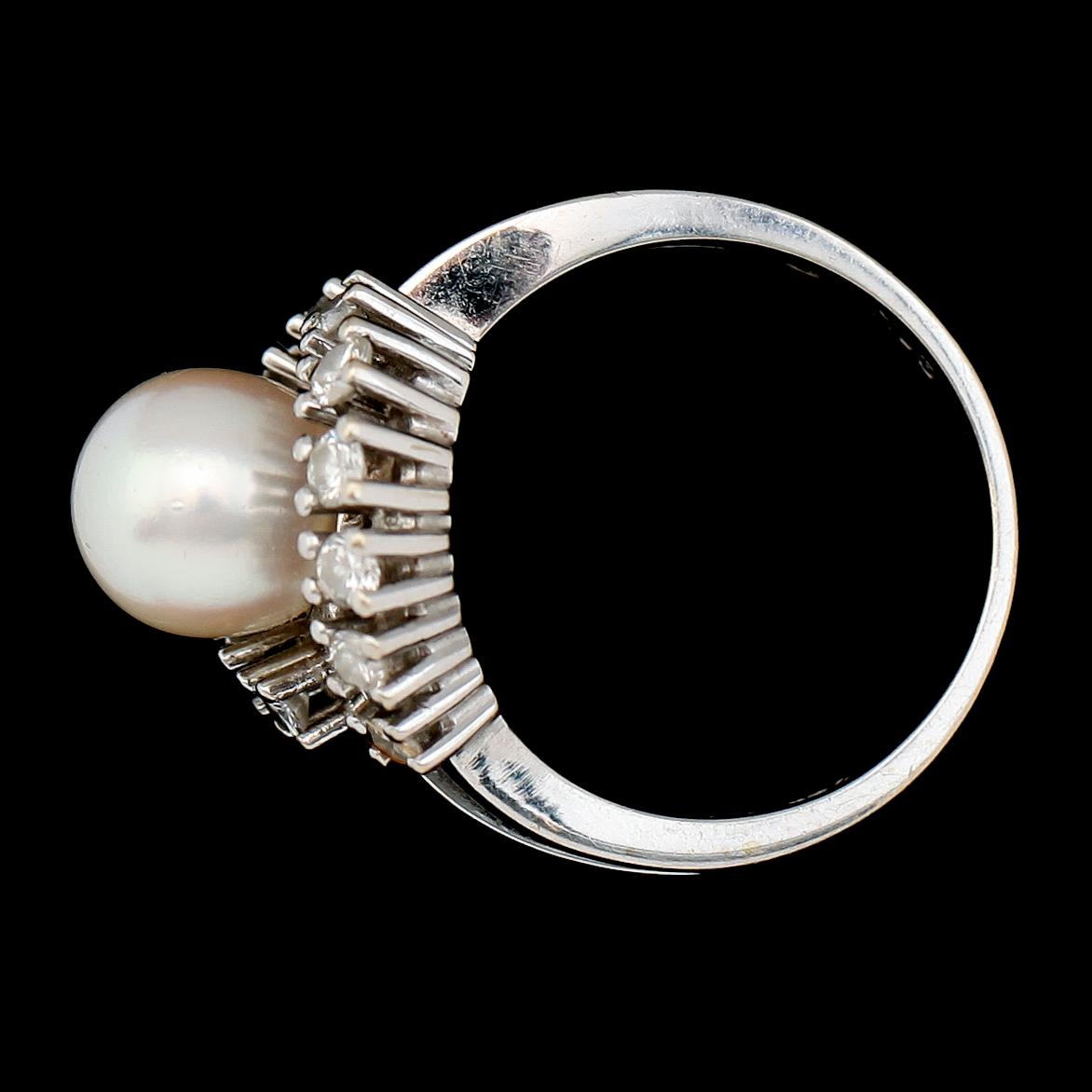 RING, 18K vitguld, briljantslipade diamanter 0.63 ct enligt gravyr och odlad pärla. Total vikt ca 9 g.