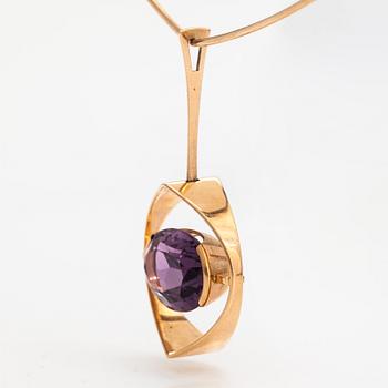 Elis Kauppi, A 14K gold necklace with an amethyst. kupittaan kulta, Turku 1962.