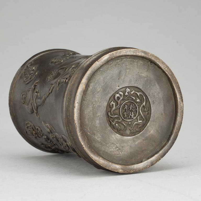 PENSELVAS, brons. Kina, 1900-tal.