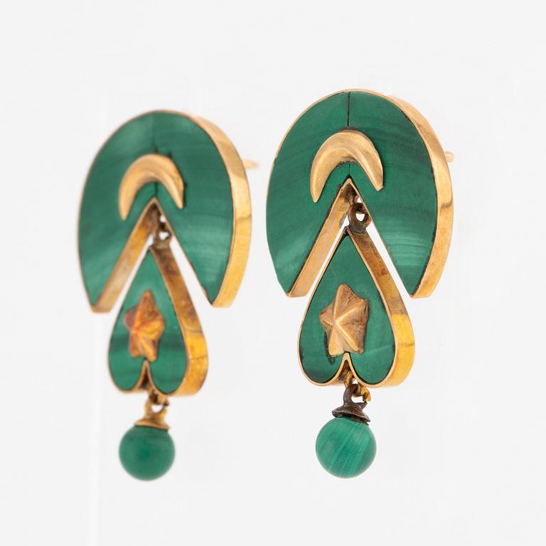 Earrings, a pair, gold with malachite.