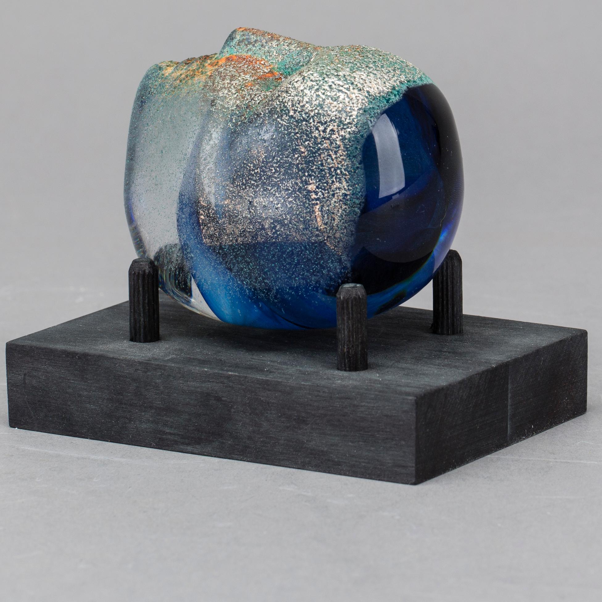 BERTIL VALLIEN, konstglas. "Huvud" signerad samt nr 7090002. Samt BOK "HUVUDBOK BERTIL VALLIEN".