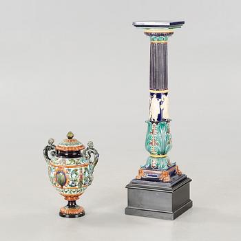 A majolica urn and a piedestal from Gustafsberg, around the year 1900.